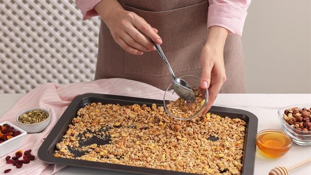 Bezlepková granola: posypte si snídaňové kaše i krémové polévky