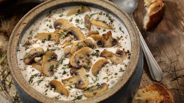 Co jíst v říjnu? Uvařte si hustou polévku s houbami a kořenovou zeleninu hoďte na plech!