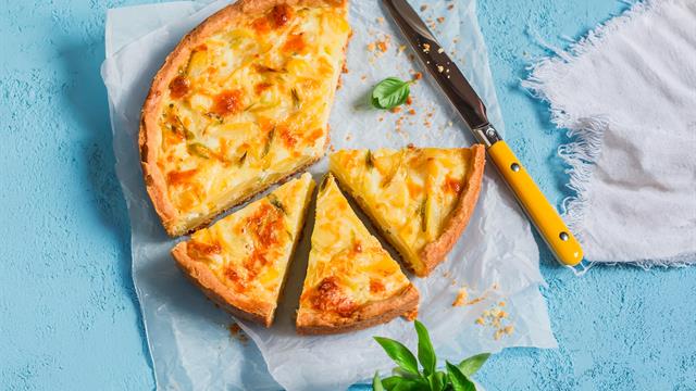 Francouzské pečení: připravte si bezlepkový cibulový quiche s čedarem