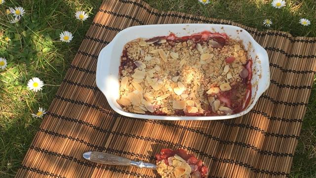 Rebarborovo-jahodový crumble – rychlovka k odpolední kávě